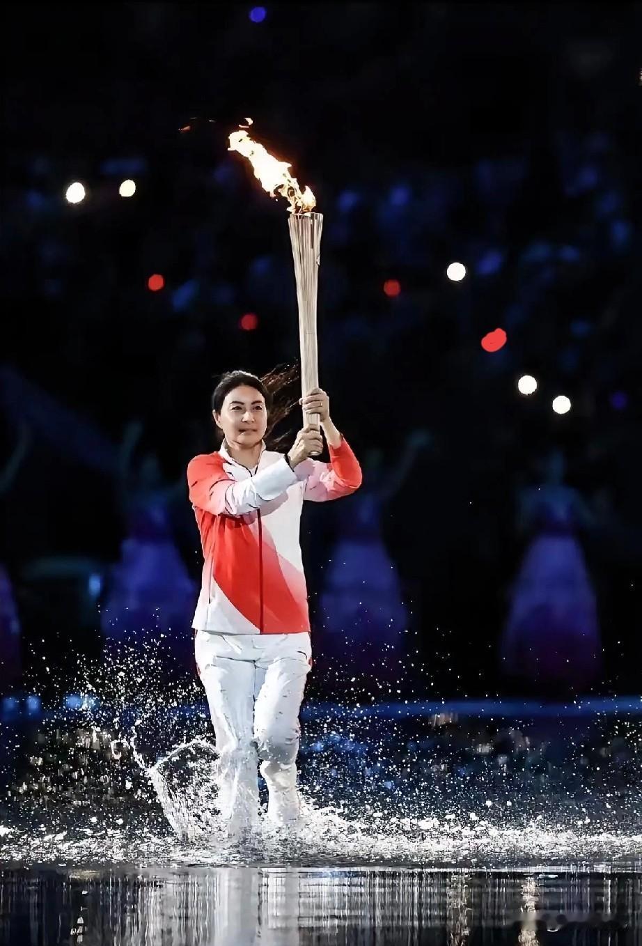 郭晶晶成为火炬手，香港名媛们彻底无言以对。香港名媛圈，一直以来都是比较喜