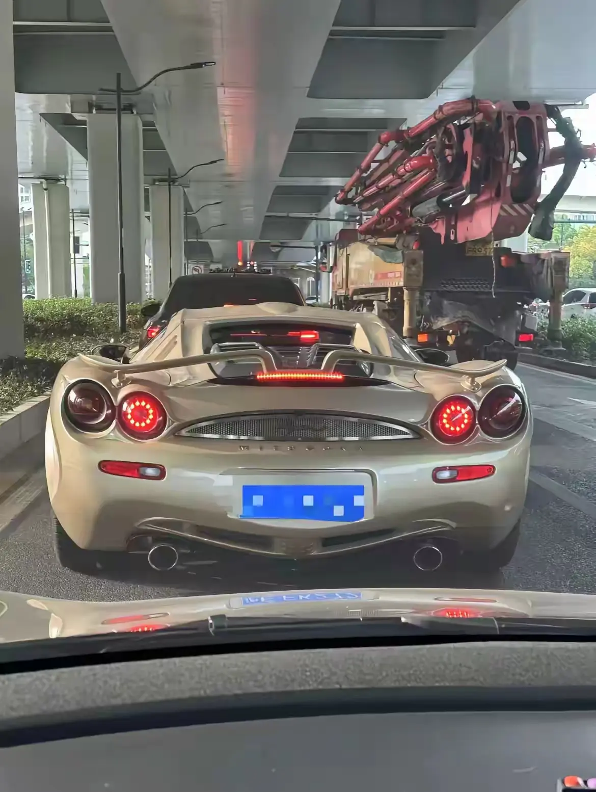 这什么车？没见过，像蛇一样