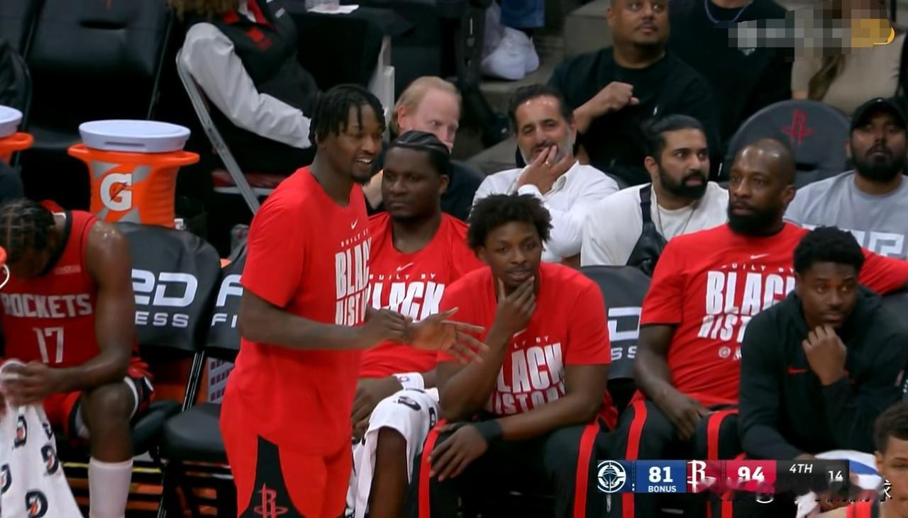 火箭悍将芬尼-史密斯终于打出了一场像样的比赛！在今天火箭主场以102：95力克快