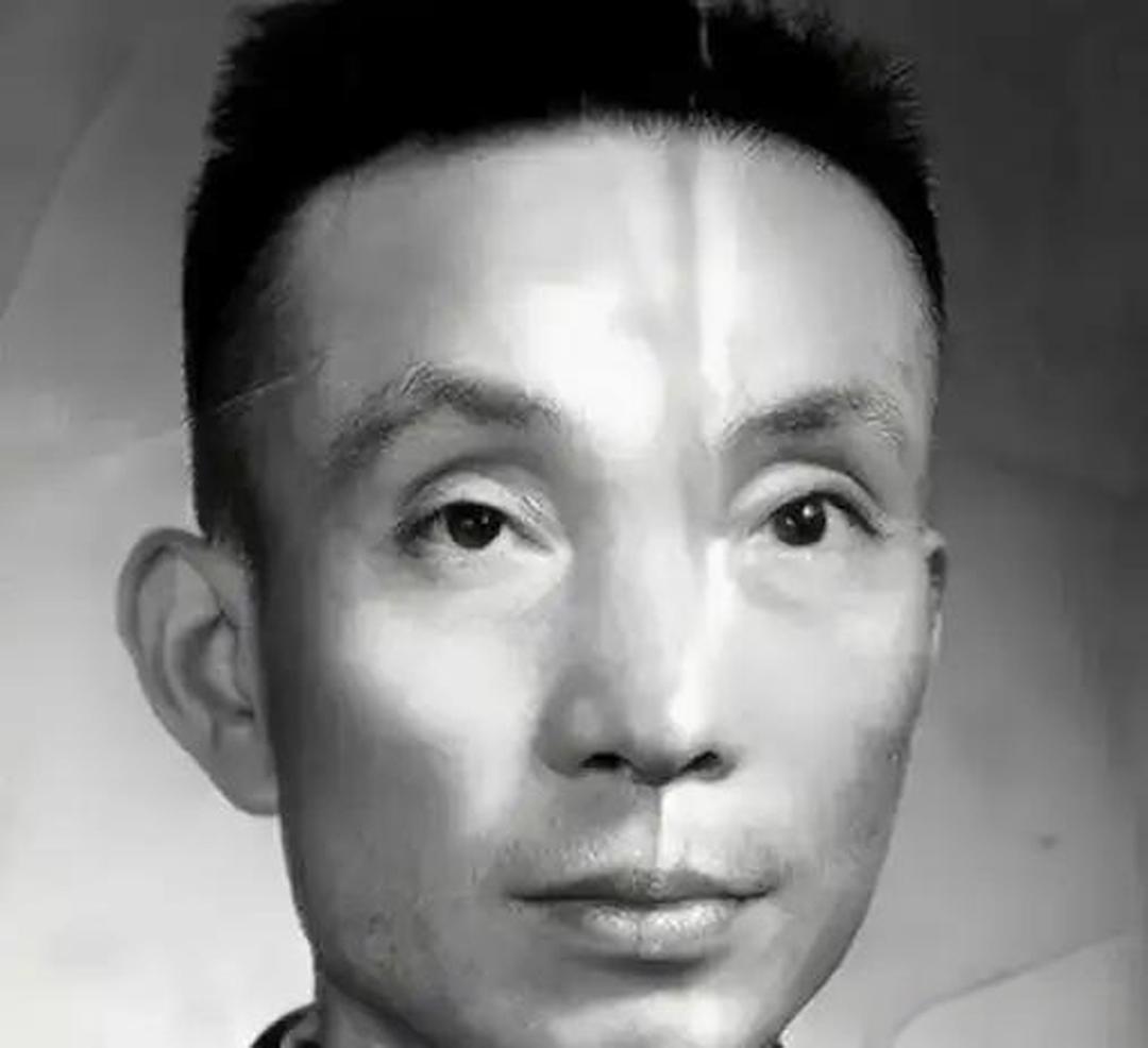 1939年，日军在南京召开宴会，军统特工詹长麟趁机混入其中，拿出了一包剧毒，悄悄