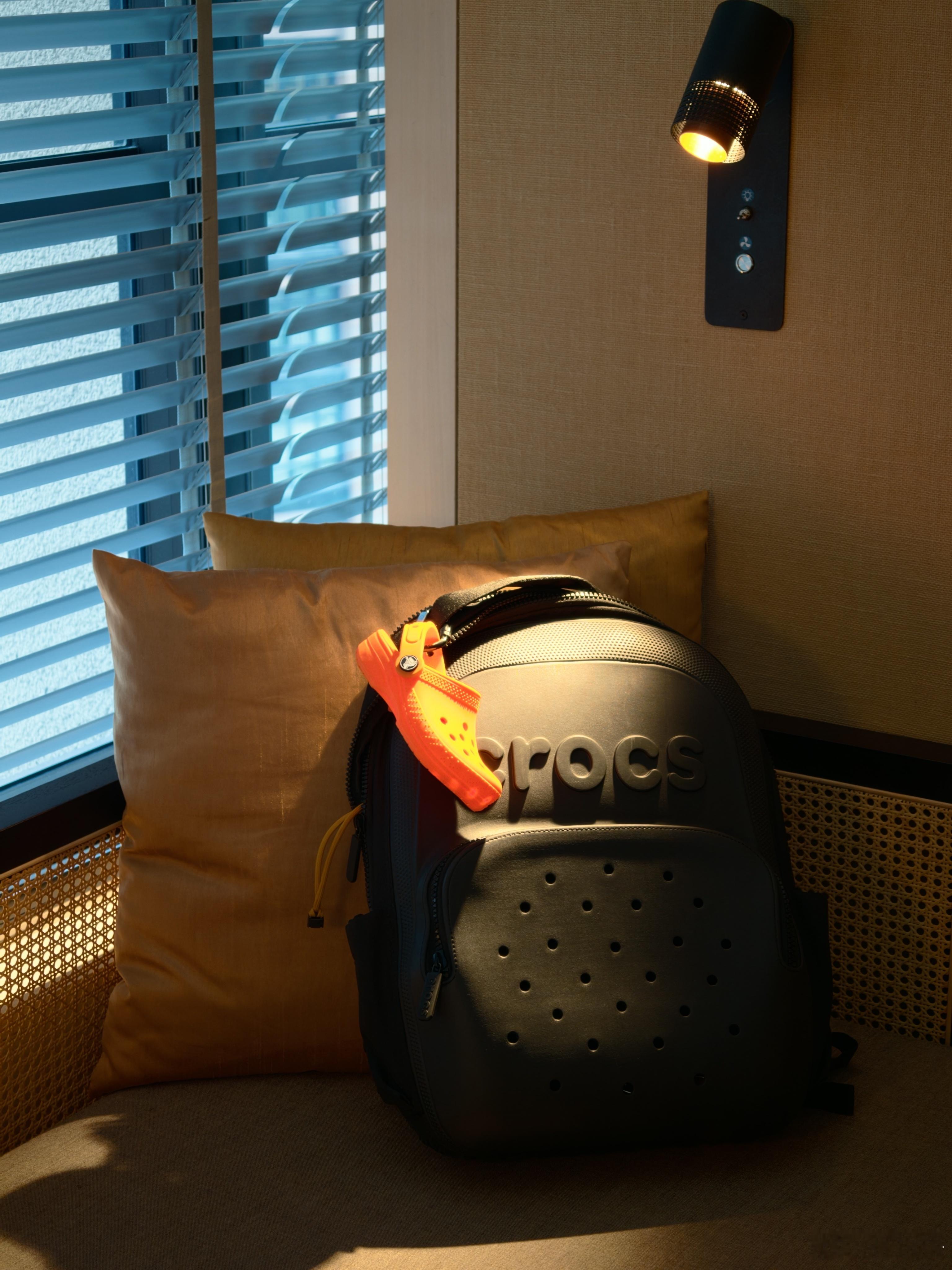 笑死，酒店这个灯光像是给我的拖鞋拍广告。