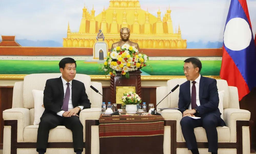 越南外交官会见老挝外交官。本来级别是一样的，而且两国互不隶属。但从越通社配发的图