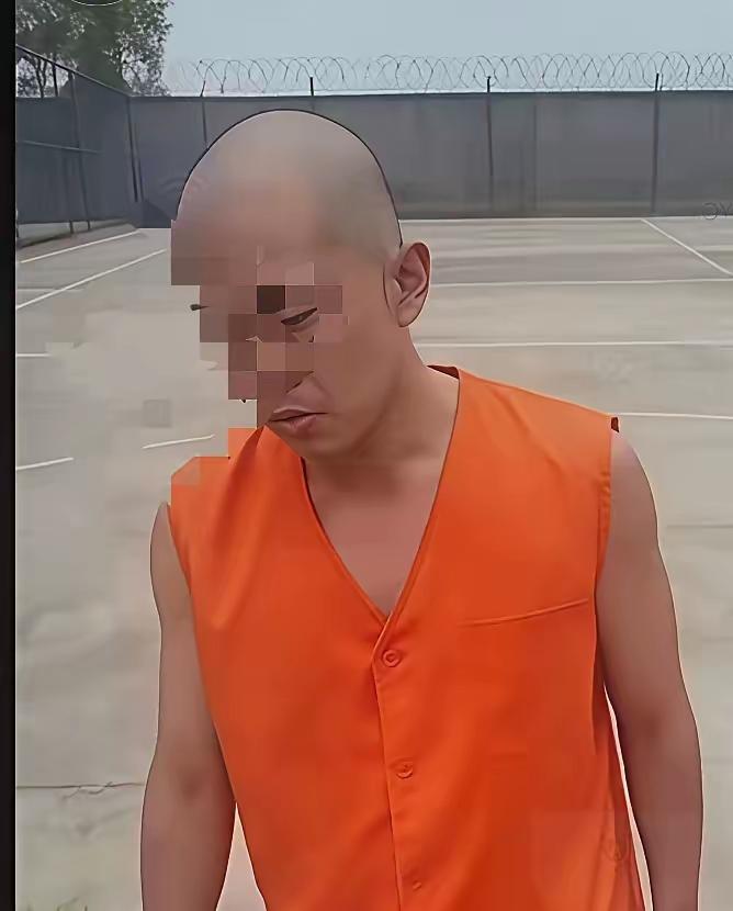 金昊的母亲叫张杰，是一个48岁的女子。案发后，张杰为帮儿子掩盖儿子的罪行，又