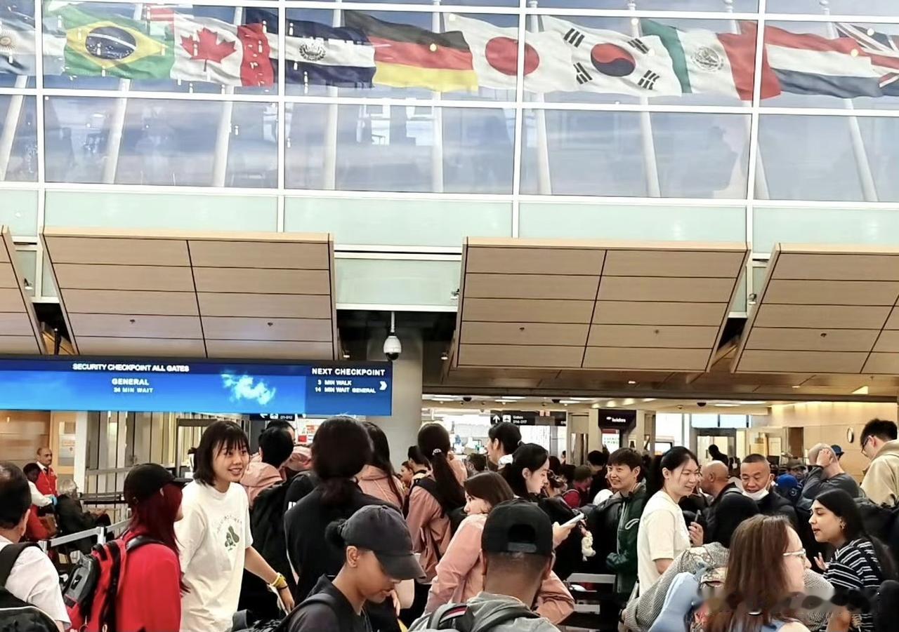 中国女排今日启程飞往✈️波兰，备战总决赛！网友今天早上在美国达拉斯机场，偶遇到正