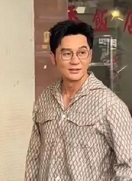 有一说一：李晨混得究竟有多差啊！穿这身衣服拍广告也就罢了，关键还跑去马来