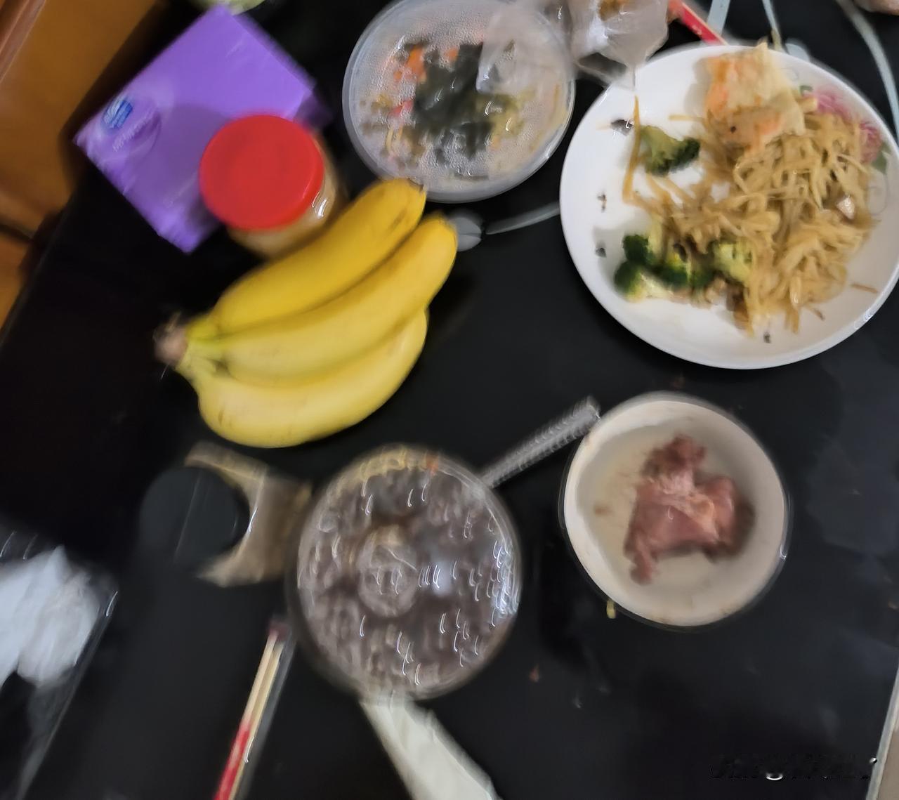 老伴不是个好老公，但绝对是个好公公。早上儿媳还在睡懒觉，他就从外面早餐店把儿媳一
