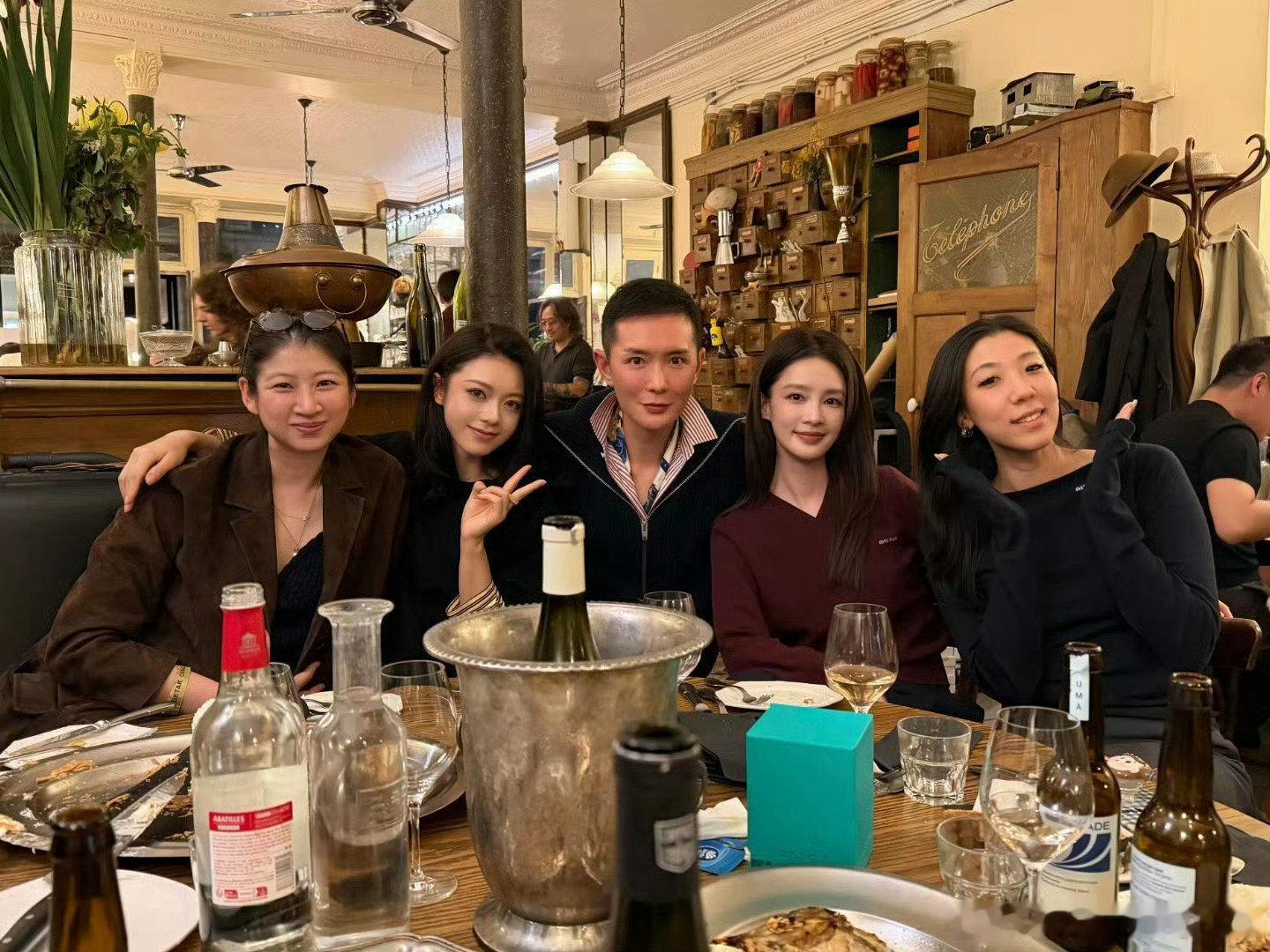 #李沁赵今麦秀场同框#李沁的脸真的好小，一对比特别明显，真的非常好看啊[doge]​