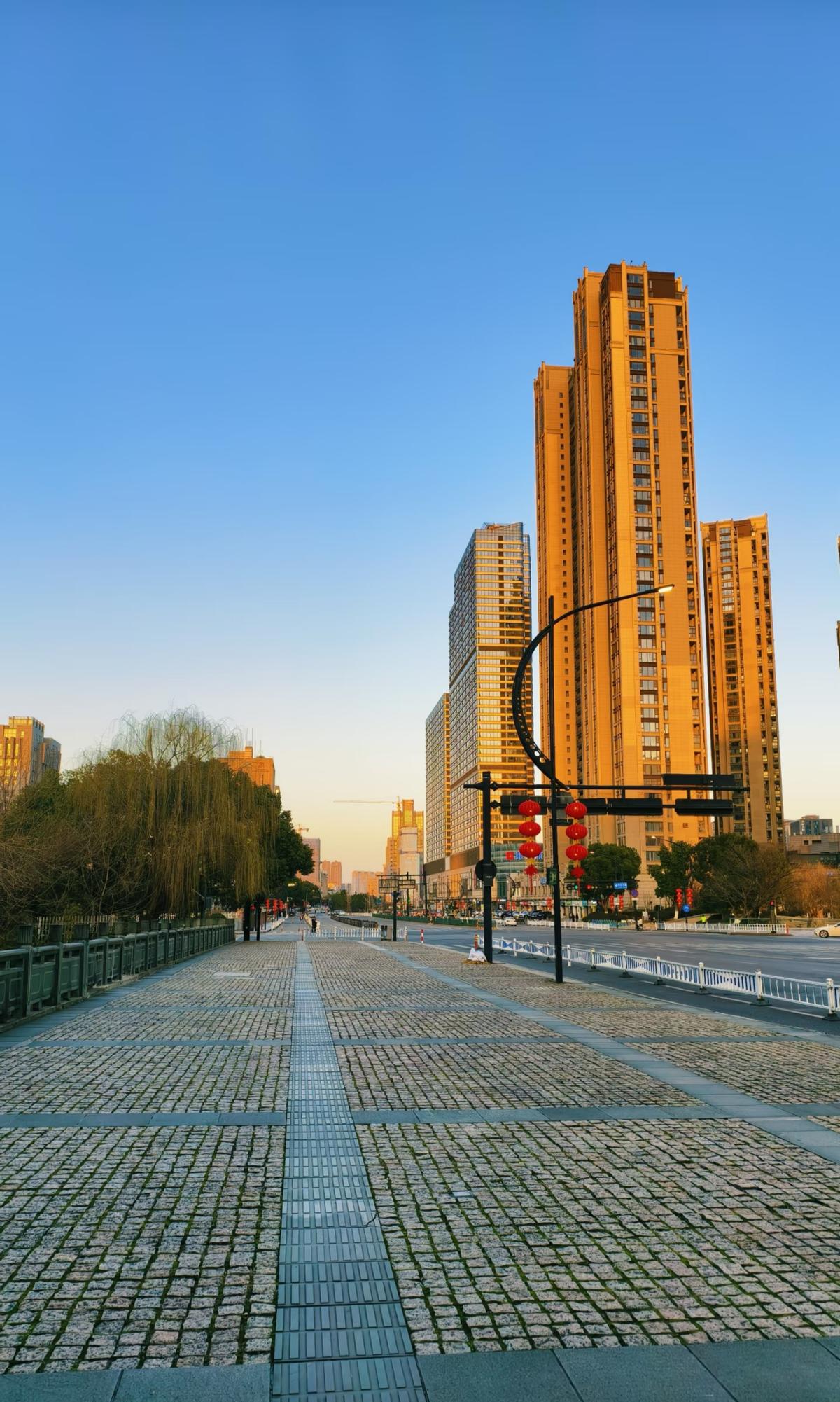 山东39岁大姐清晨扫街，突然听见绿化带里有哼唧声。她扒开冬青丛一看，有个穿校服的