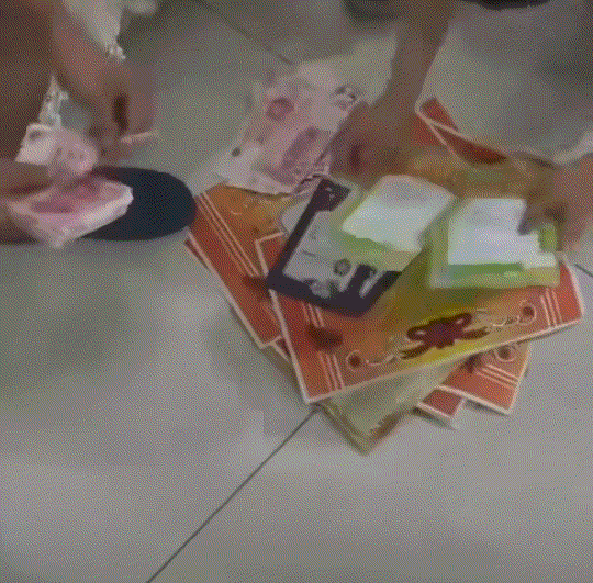 男生高考出分后，现场与爸爸兑现，多年前爸爸对他说的“一张奖状可兑现100元”的承