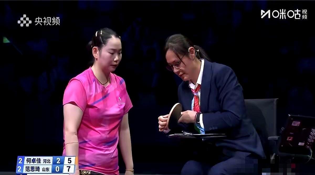 何卓佳的换拍子让人看不懂？其实大赛前她的颗粒胶是新换的，掉个非中心的颗粒根本不影