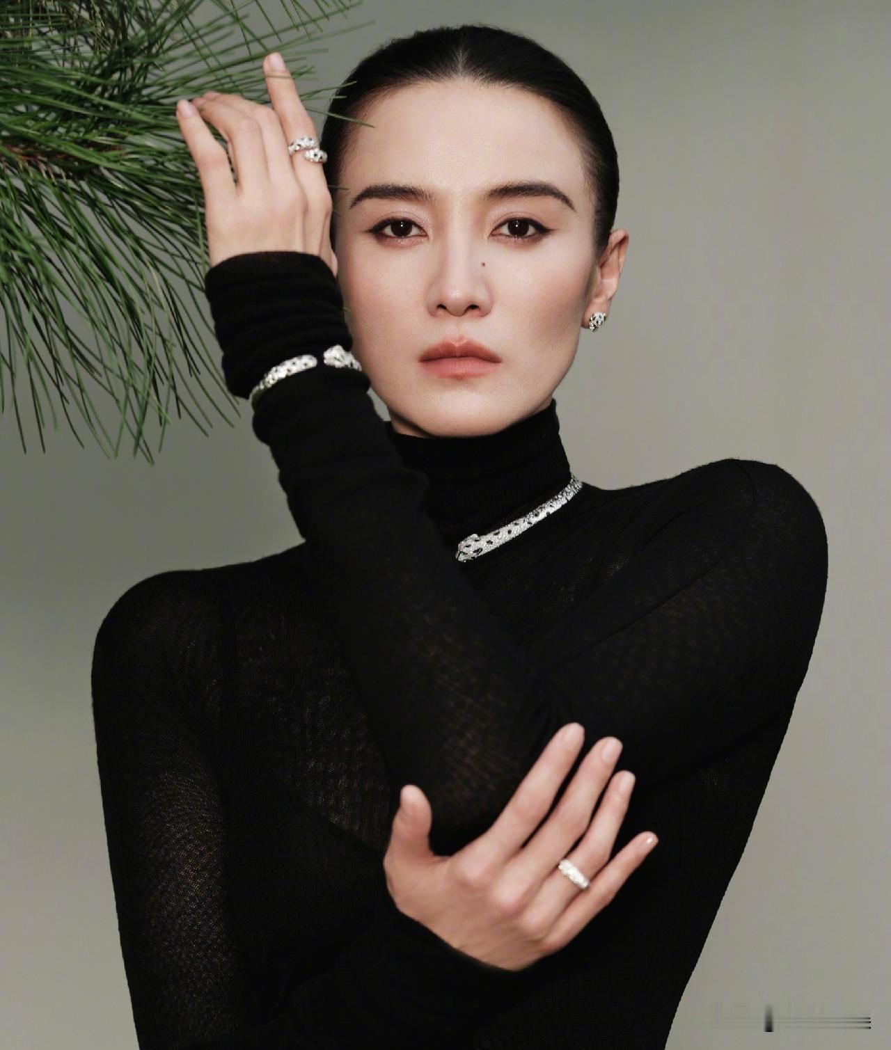 宋佳，满是感慨！8月11号，宋佳冲上热搜，这回不是因为红毯上的惊艳造型，与
