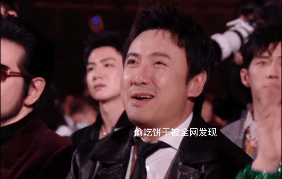 哈哈哈哈哈笑死盘点了一下那些年在微博之夜的沈腾，真的是别人是去参加典礼的，沈腾纯