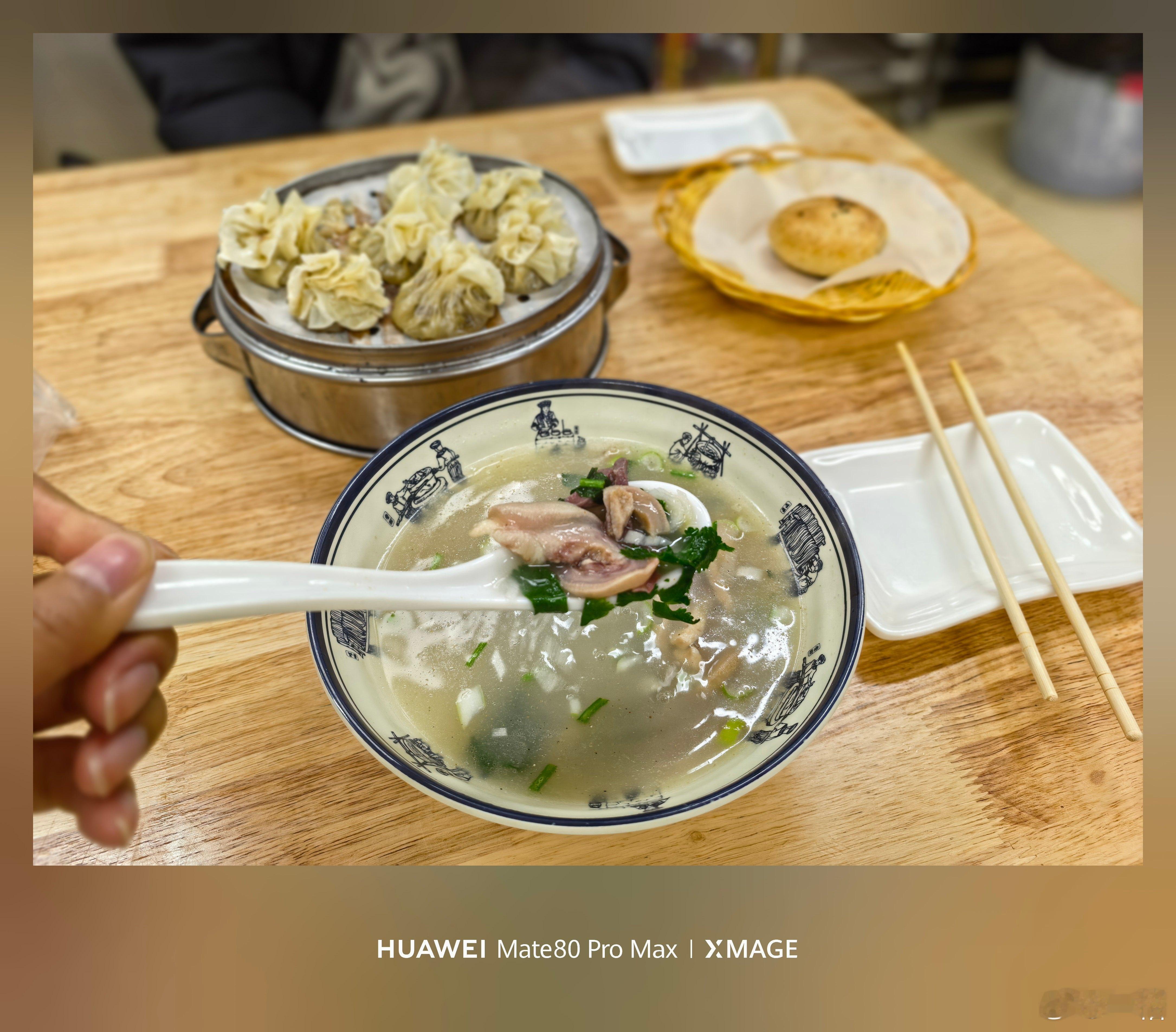 原来北方的烧麦里面包的是肉，太好吃了！！！而且这一笼是牛肉烧麦，8个才12块钱！