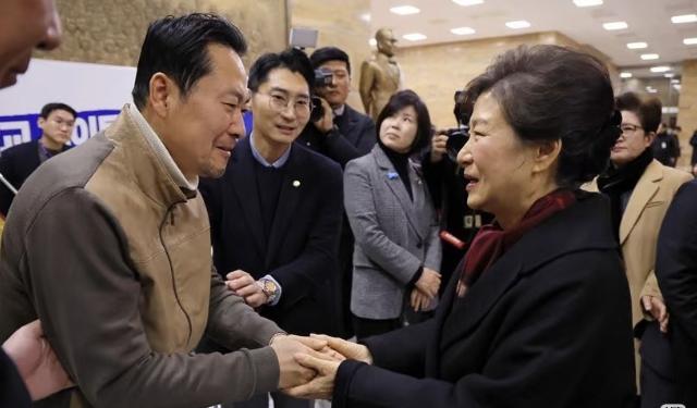 仅仅持续八天，国民力量党党首张东赫就顺坡下驴，结束“断食”抗争。 今天在朴槿