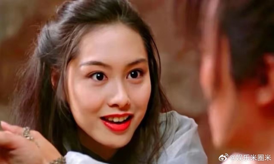 左边是朱茵，右边是陈丽君，一个港风经典，一个国风新秀，看似不同的赛道，却有共同点