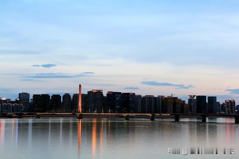 杭州楼市真是太稳了。很多人都在等杭州房价补跌，但杭州房价就是不补跌，虽然说杭州