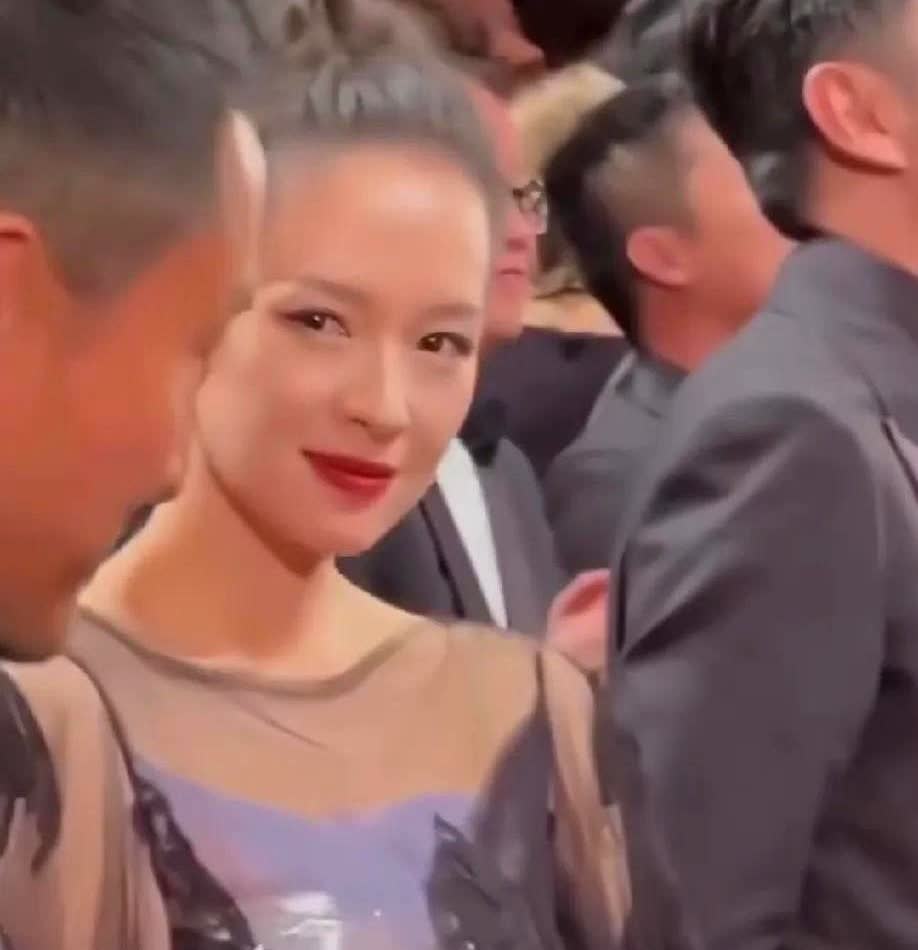 轻浮的眼神……眼神又开始勾人了，水性杨花！在哪都管不住自己的每个小动作，