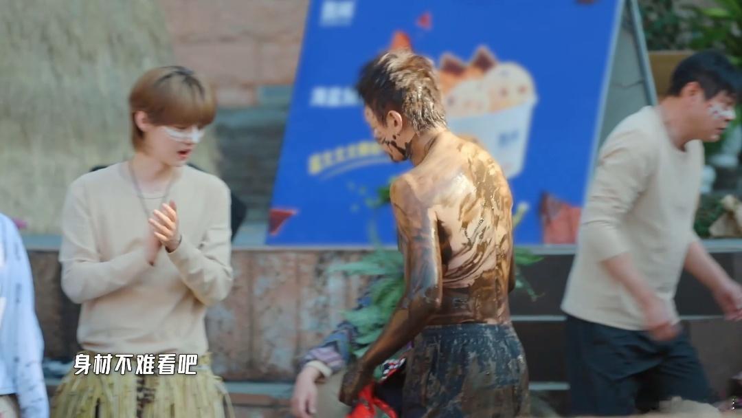 鹿晗回复陈赫摸你黑鹿晗江三木落回复陈赫摸你黑哈哈哈哈哈陈赫用佤族语祝福，鹿晗用