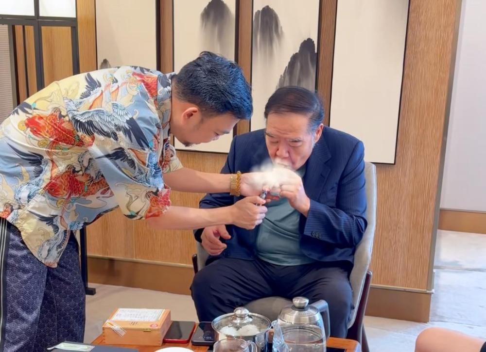74岁的郑则仕，刚跟着周润发跑完马拉松，瘦脱相了整整70斤，转头在一场饭局上，当