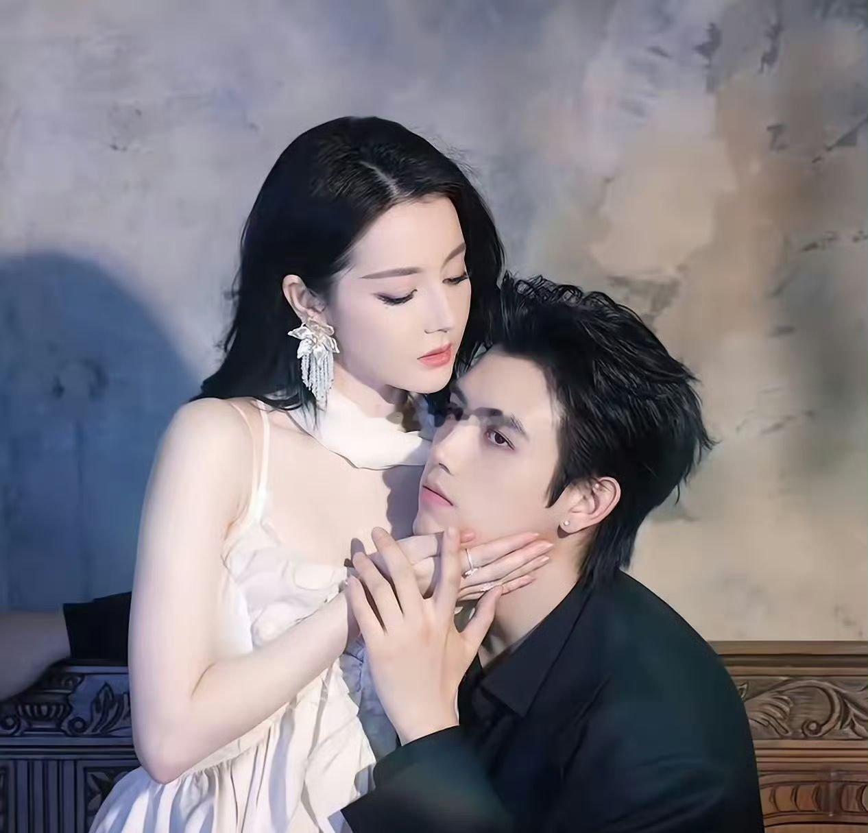 迪丽热巴这两张照片颜值爆表了，话说，坐她旁边的那个男的是谁？