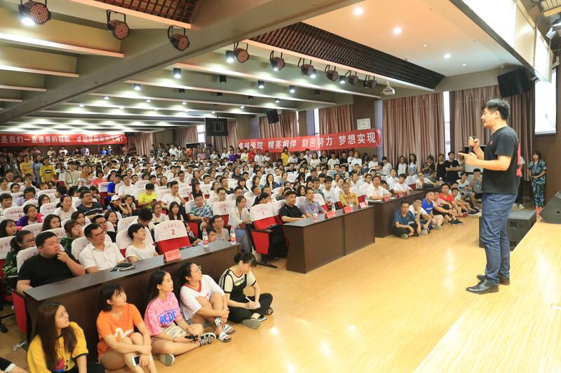 张雪峰在教育领域的贡献，核心在于他以直白语言打破教育信息壁垒，推动信息普惠，成为