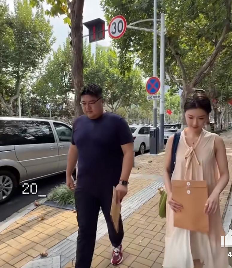 网红猴哥说车官宣离婚，何钰欣哭红了双眼10月8日，网红猴哥说车在社交平台官宣
