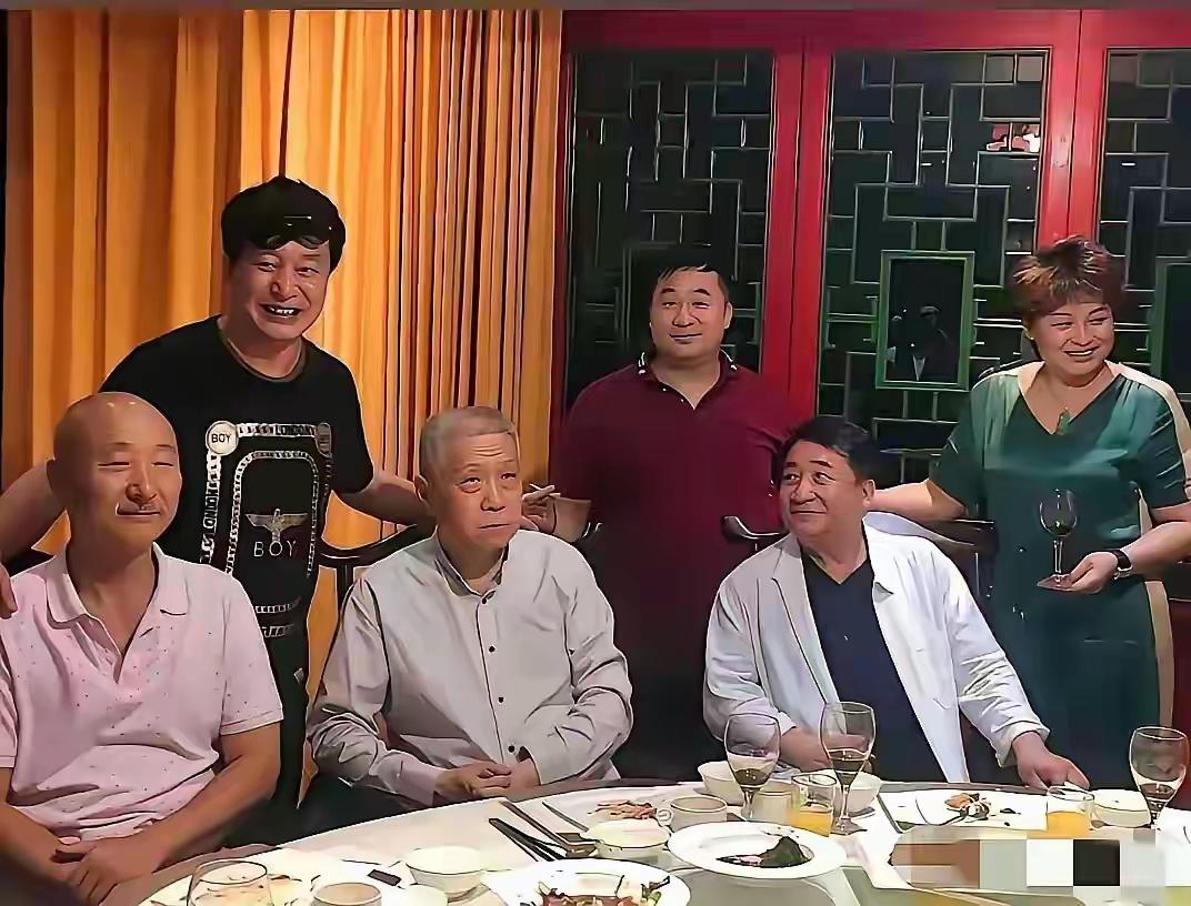 这张合照，我一眼就认出了目光沉和的著名收藏家马未都，侧头微笑的相声表演艺术家姜昆