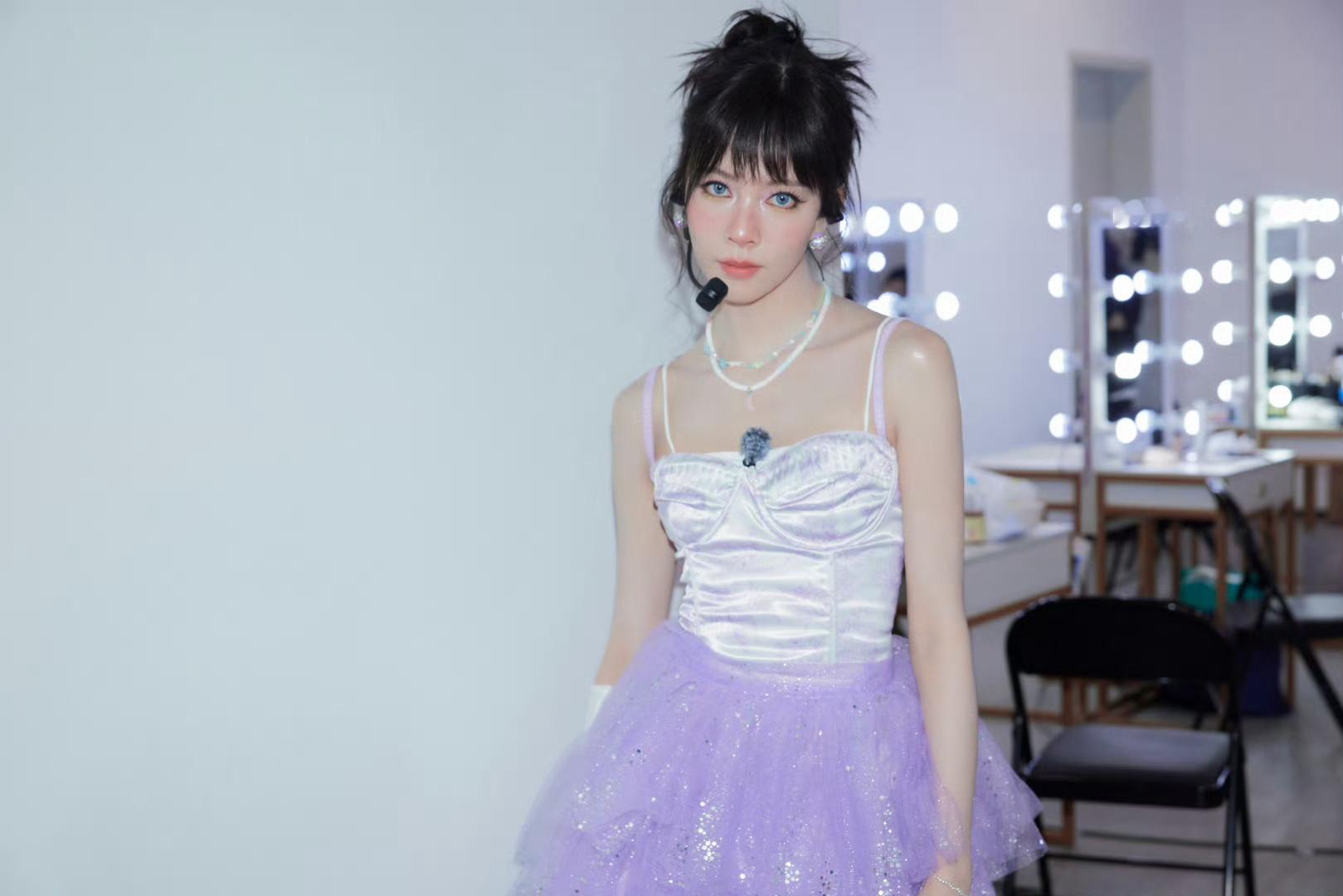 这居然是宋妍霏宋妍霏变甜妹了🍭就这个反差爽！前面的公演要么妩媚要么气场全开，谁