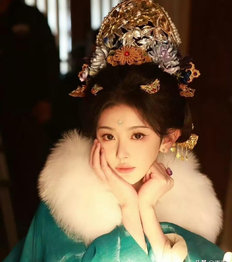 谁能想到那个在舞台上甩着长发、满脸精致的漂亮姑娘，转过身竟然拎起了一把二十斤重的