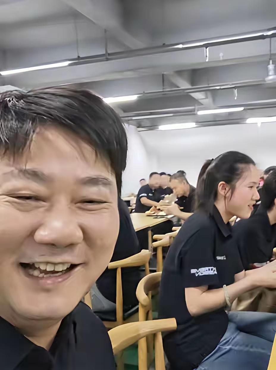 负债近一个亿还没还完，转头给员工每人发半个月工资，外加一只龙虾。张雪前几天自