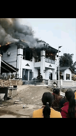 在农村建个小别洋楼，起火了。全村人都出来看，没人帮忙打水扑火。这些人太冷漠了
