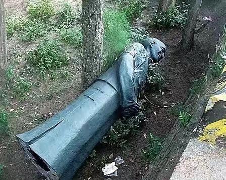 这个雕像当年在台湾可是万人朝拜，如今推倒了没人理，早知今日，何必当初呢？我小学