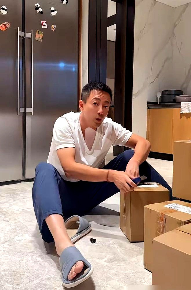 汪小菲在直播间卖着月饼，突然冒出一句“玥儿最爱吃这个，忙完得接她回来”，旁边的马筱梅神色紧张，赶紧拍