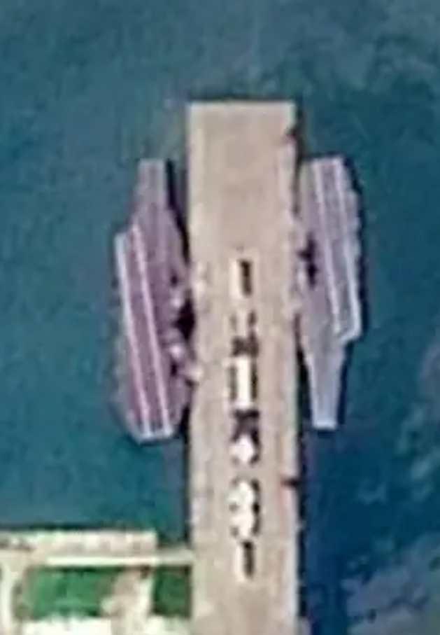 靠泊在三亚的“山东”舰和“福建”舰2艘航母，从卫星照片看“福建”舰比“山东”舰大