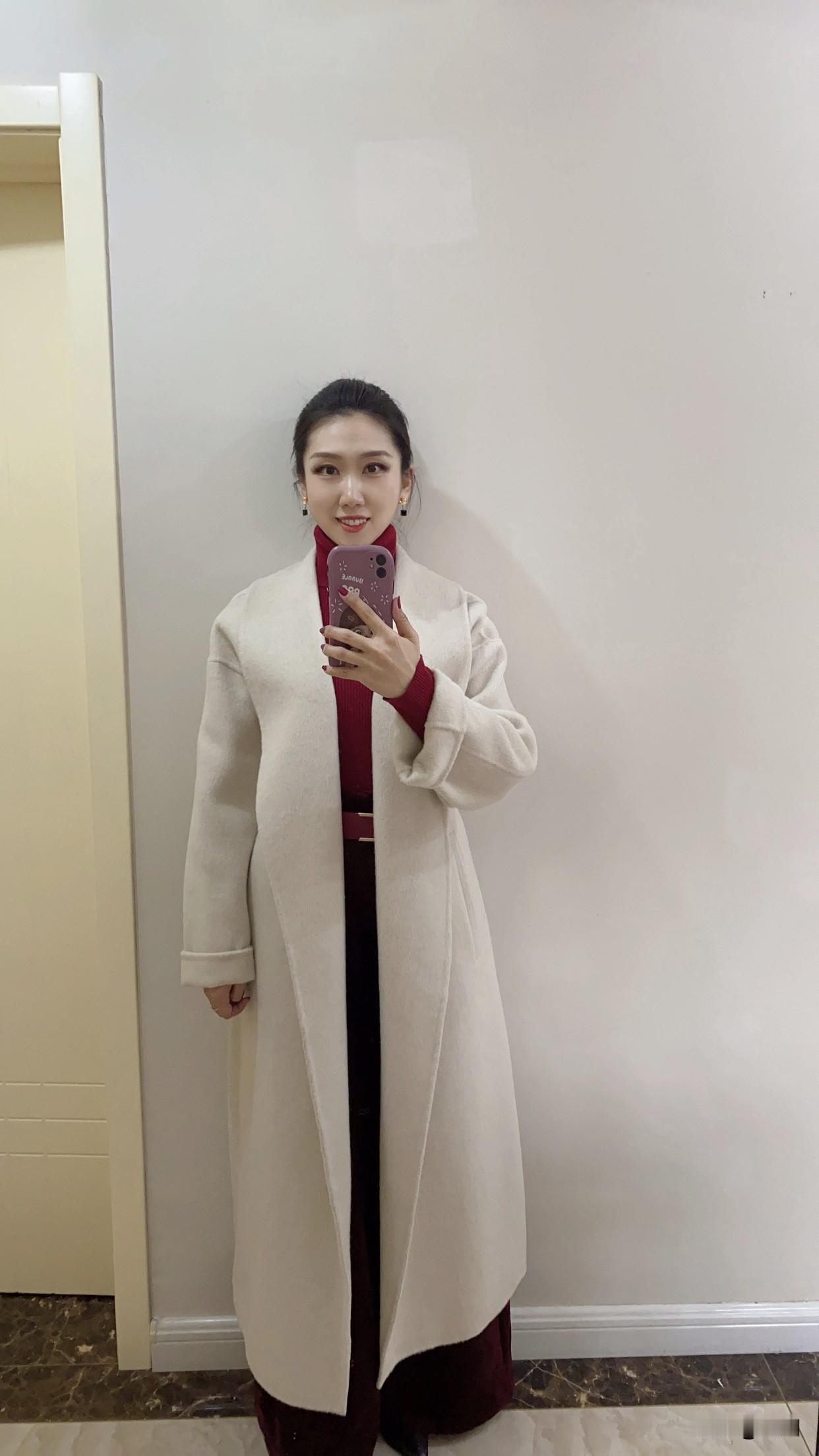 优雅红衣搭配，复古风穿搭指南。用饱满的精力去应对每天的突发事件