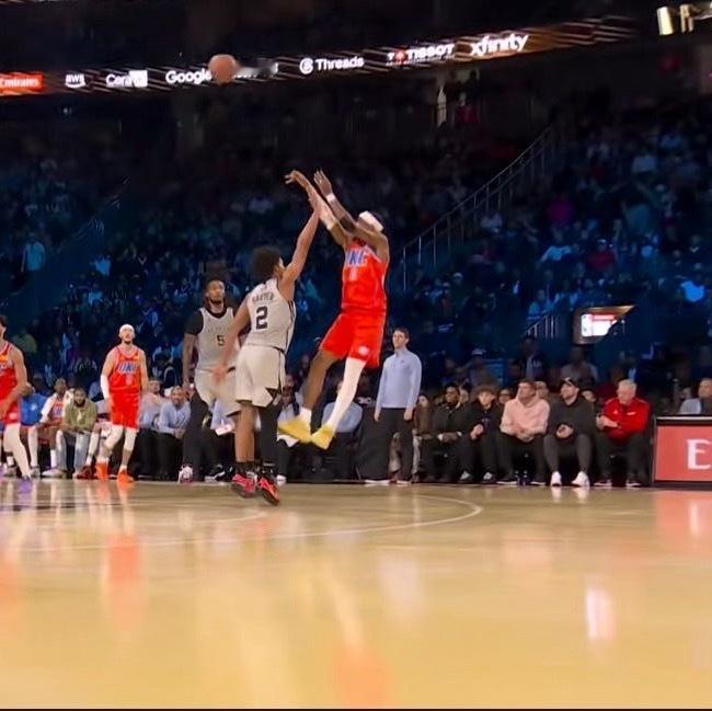 还有神人说这球是哈珀故意垫脚的….怎么可能，但凡打球的都能看出来，这球可吹可不吹