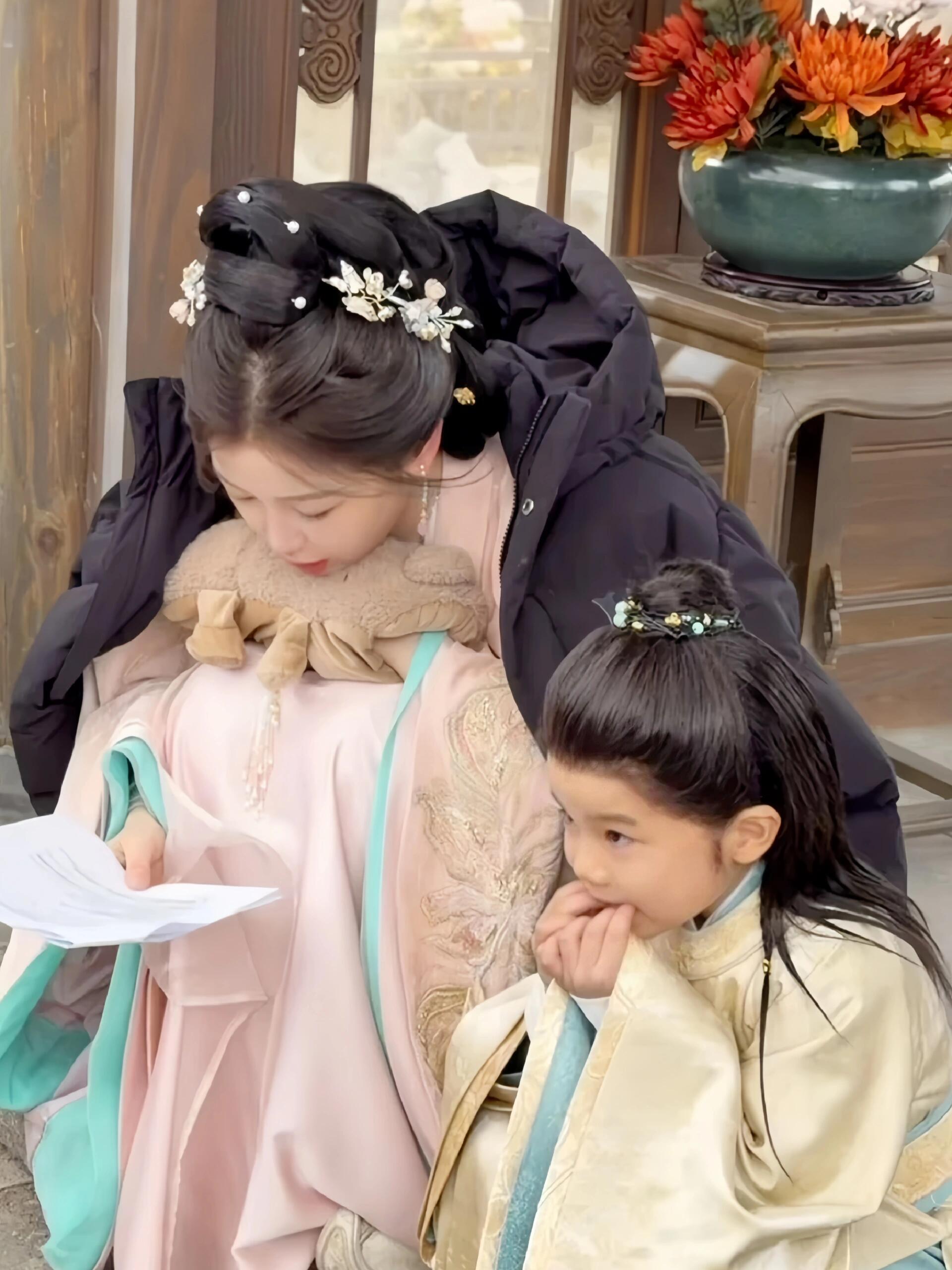 捡到云初令虞书欣主母和小儿子王与墨合照有两个萌物✌🏻