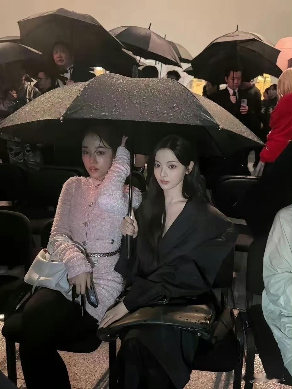 以前不懂杨超越的神颜，直到看了合照才懂什么是碾压级美貌。