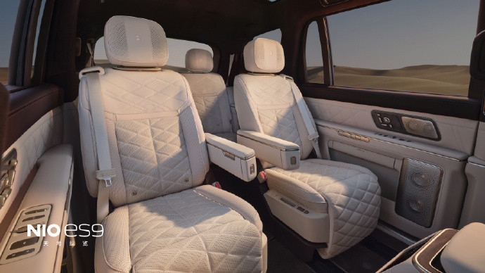 蔚来ES9过道版提前公开了。担心第三排进出不方便的朋友可以看看这个版本，感觉