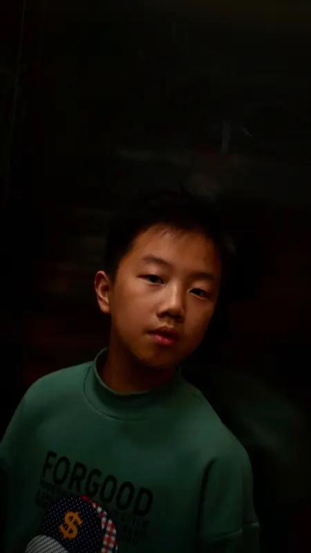 未成年人打赏主播，钱能不能追回得看具体情况。之前有个13岁小孩花了家里16万打