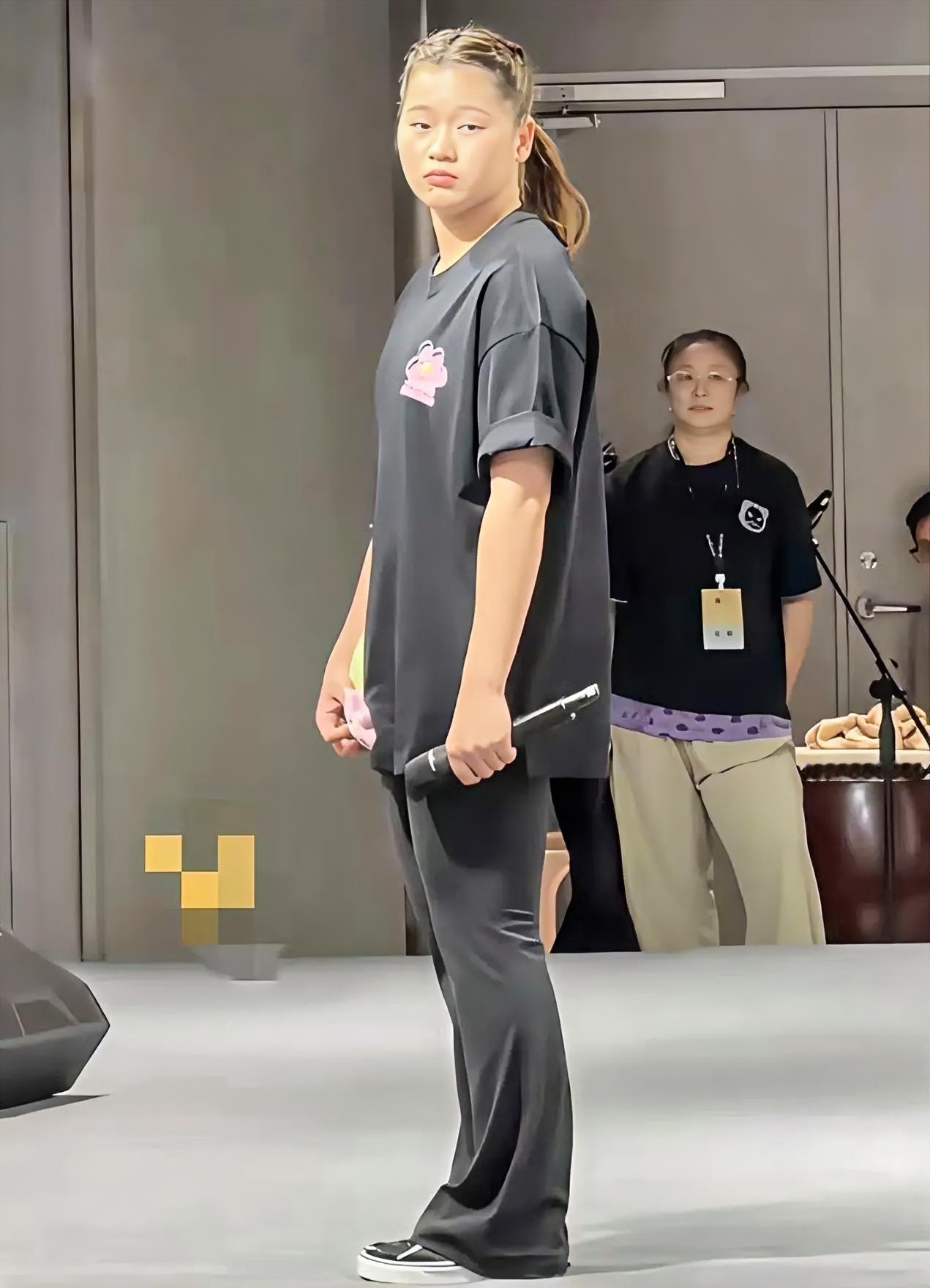 全红婵现身杭州西湖外形蜕变，台上神态落寞，怀念跳水场上的她。