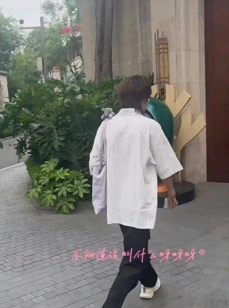 修狗投稿【tg】有人在ag基地门口遇到紫渊了诶，是来试训吗kpl