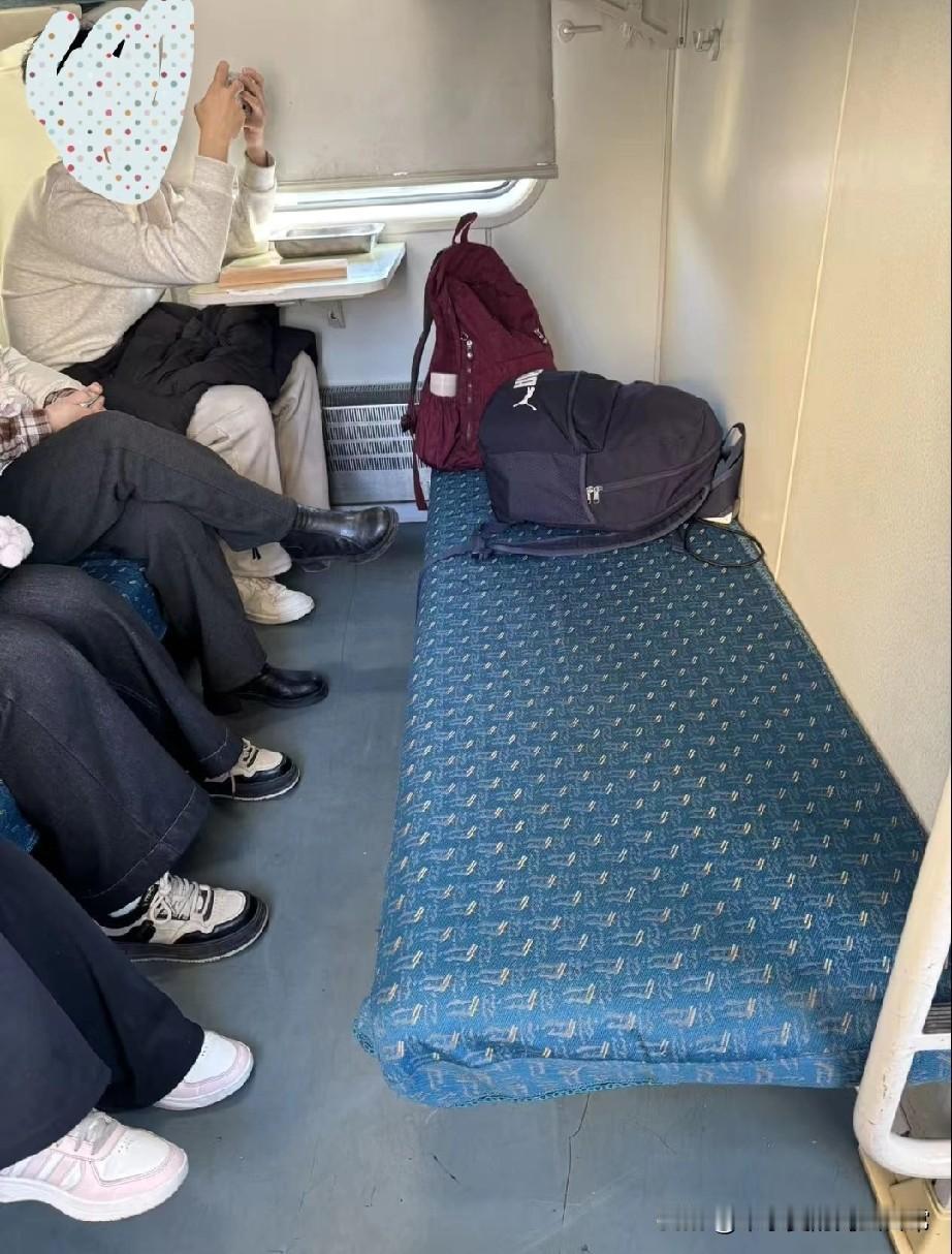 好尴尬同样的硬座，我在这躺着，属实有点不好意思今天赶车去外地，一上火车，结