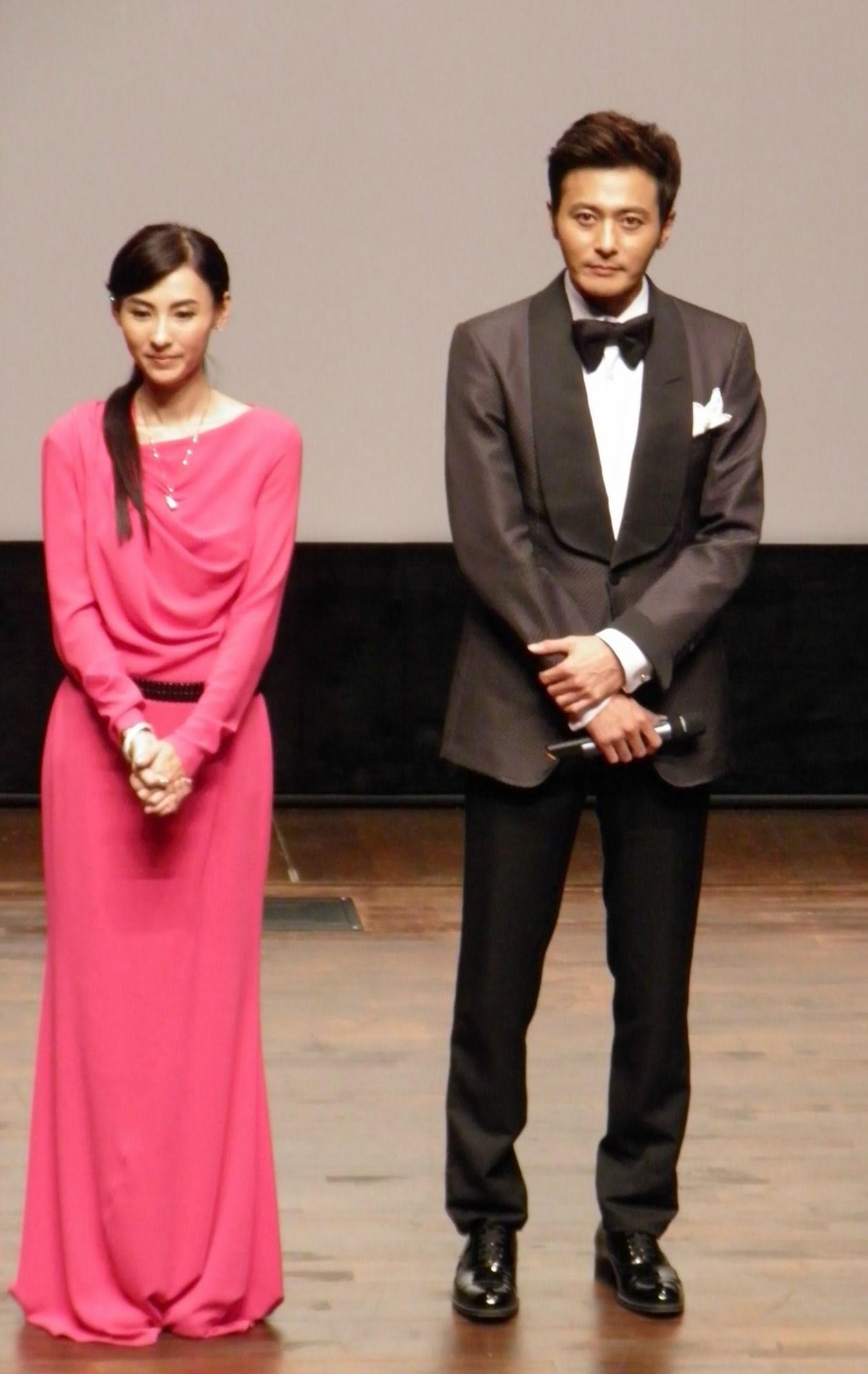 张柏芝虽然身高只有165cm，可站在张东健身边时，整个人显得格外娇小纤瘦，特别惹