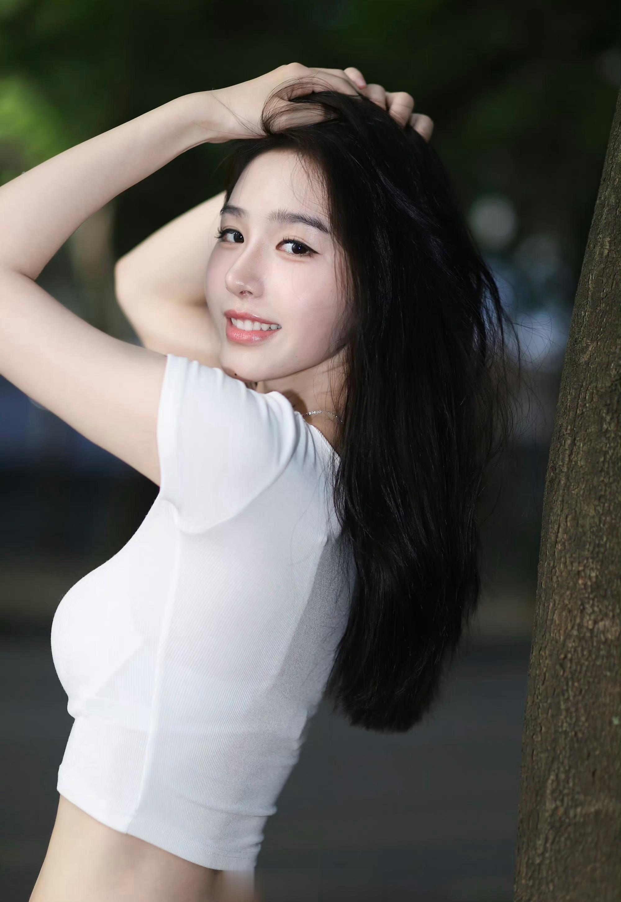 出生于2003年4月2日，来自浙江传媒学院，白羊座小姐姐[比心]​​​