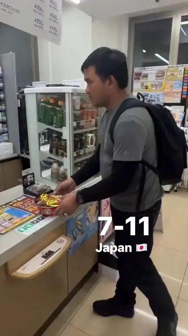 泰国人和日本人在网络上干仗，结果日本人居然用南京大屠杀来威胁泰国人。这下整个网