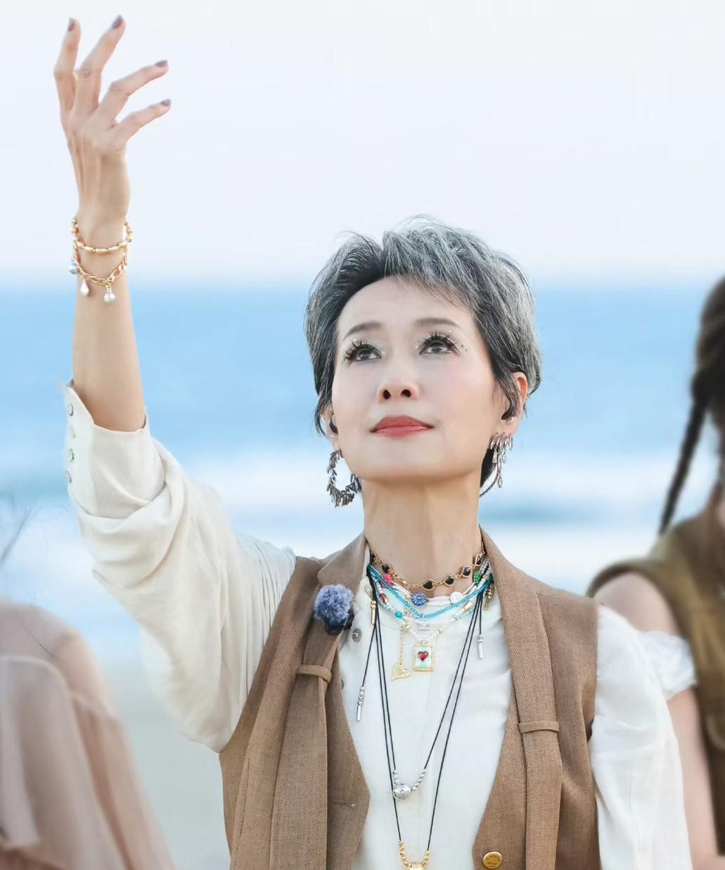 叶童真的是太聪明了！谁也没有想到，刚开完成都的演唱会，转头她就宣布苏州站结束