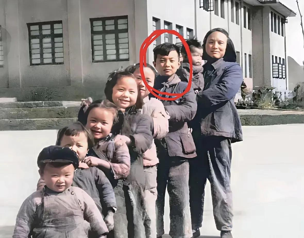 这是任正非少年时代与母亲及六个弟弟妹妹在一起的合影，在那个物质贫乏的年代，精神方