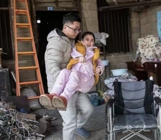 800公里奔赴！陕西小伙娶残疾拾荒女孩，5年过后，他们的爱情看哭无数人。 参
