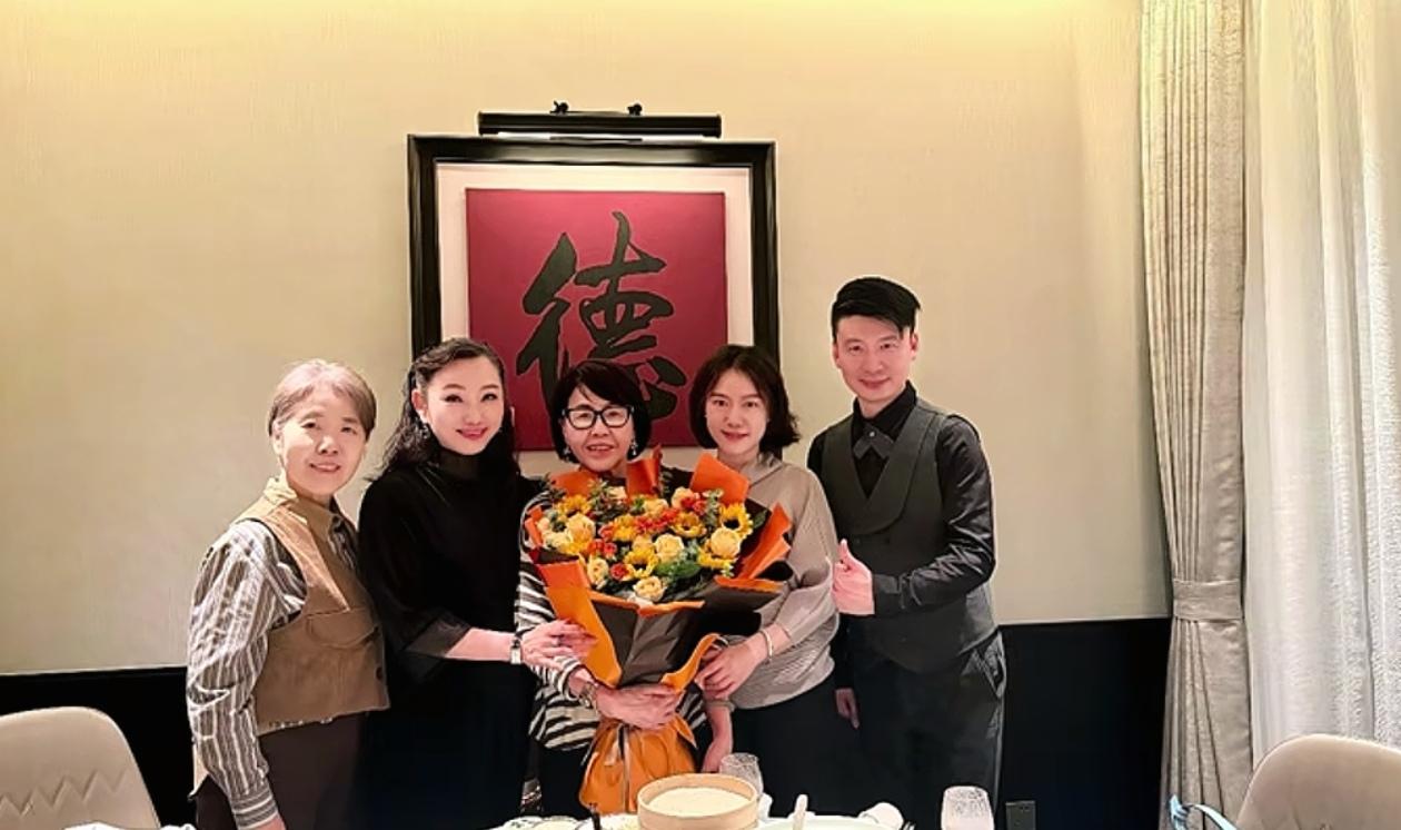 这一次翁帆心情大好，76岁的妈妈还唱起了昆曲，母女二人的气质被网友盛赞！5月13